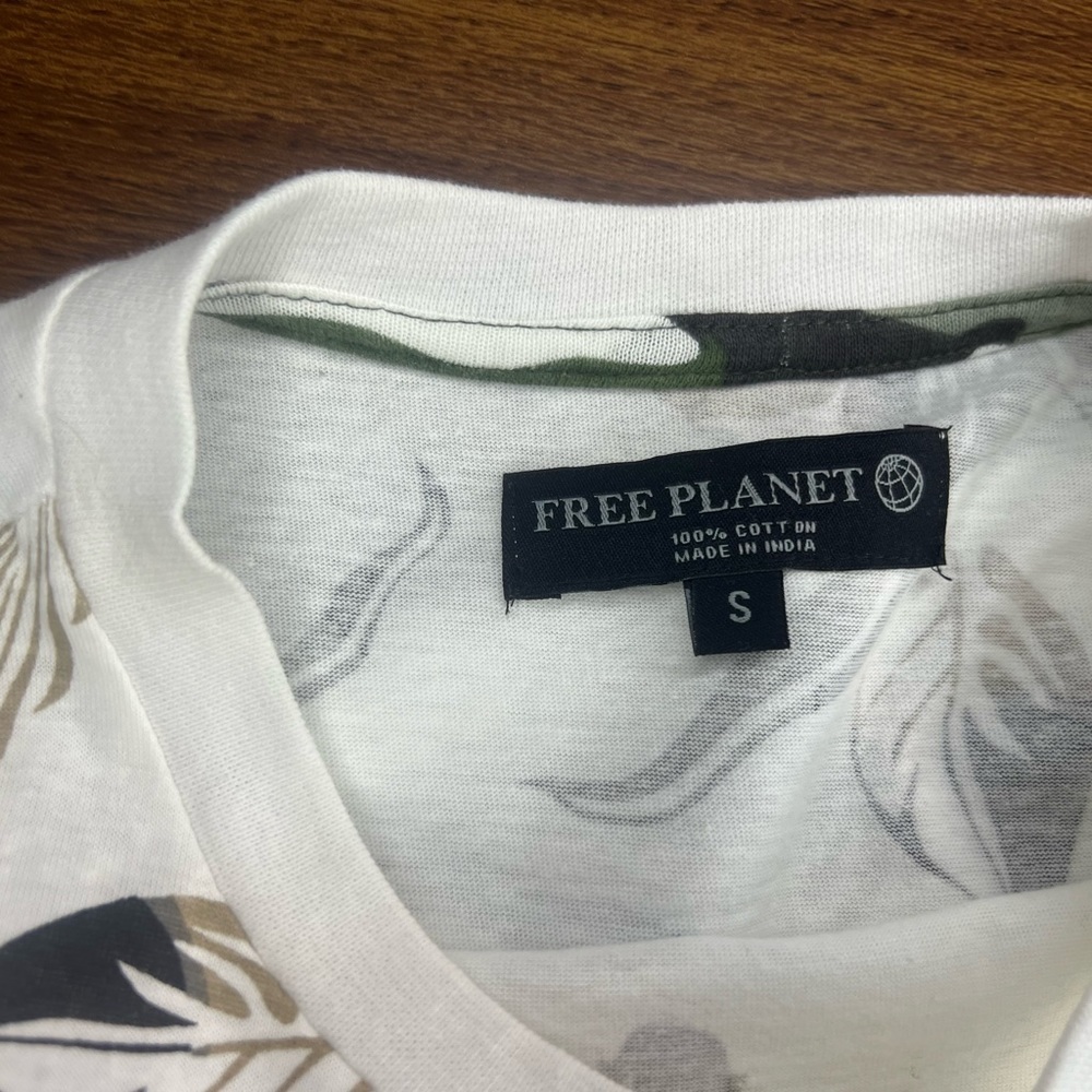 Old Navy and Free Planet T-shirt lot - Picture 3 of 5